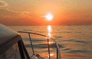 ボートから眺める夕陽