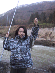 岩魚を釣ったひめますちゃん