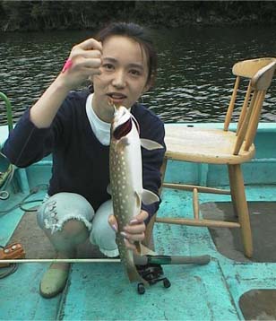 アメマスを釣ったひめますちゃん